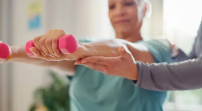 Séance de kinésithérapie gériatrique à Tournai avec exercices de renforcement musculaire doux pour seniors à domicile.